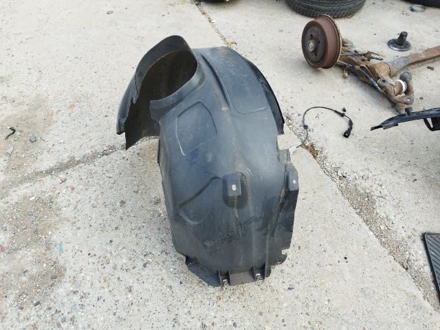 bontott FORD C-MAX II Bal első Dobbetét (Kerékjárati, Műanyag)