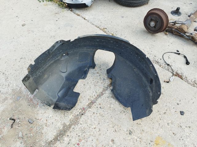 bontott FORD C-MAX II Bal első Dobbetét (Kerékjárati, Műanyag)