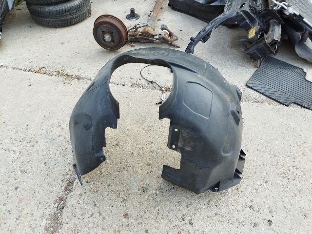 bontott FORD C-MAX II Bal első Dobbetét (Kerékjárati, Műanyag)