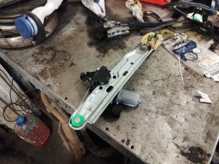 bontott FORD C-MAX II Bal hátsó Ablakemelő Szerkezet (Elektromos)