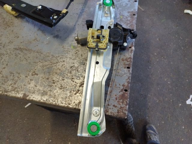 bontott FORD C-MAX II Bal hátsó Ablakemelő Szerkezet (Elektromos)