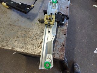 bontott FORD C-MAX II Bal hátsó Ablakemelő Szerkezet (Elektromos)