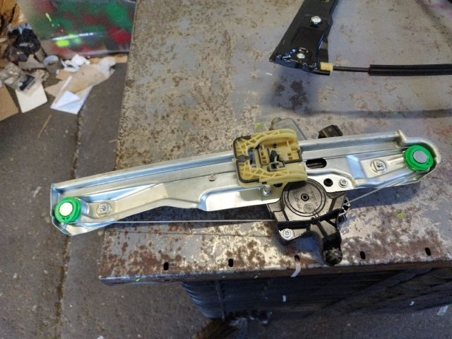 bontott FORD C-MAX II Bal hátsó Ablakemelő Szerkezet (Elektromos)