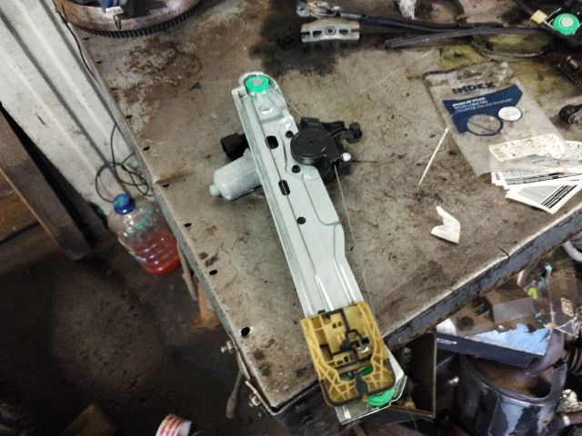 bontott FORD C-MAX II Bal hátsó Ablakemelő Szerkezet (Elektromos)