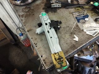 bontott FORD C-MAX II Bal hátsó Ablakemelő Szerkezet (Elektromos)