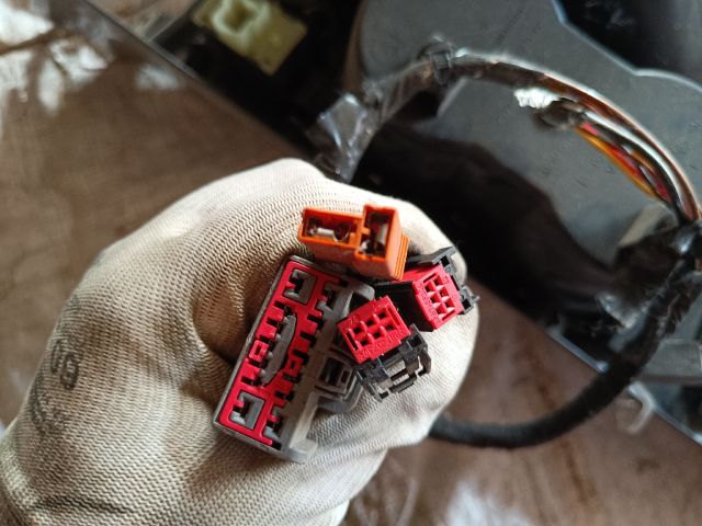 bontott FORD C-MAX II Könyöklő Tartó Konzol