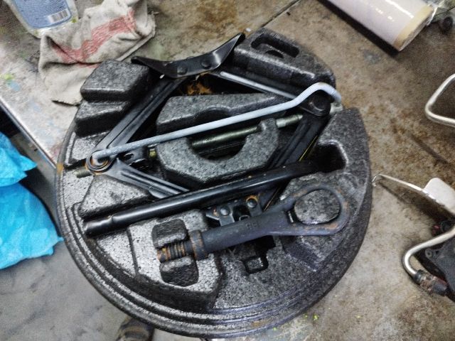 bontott FORD C-MAX II Pótkerék Szerszámtartó