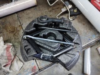 bontott FORD C-MAX II Pótkerék Szerszámtartó