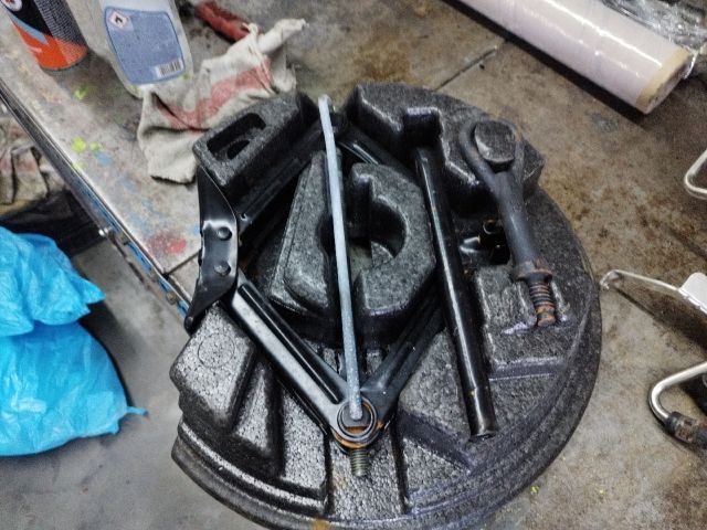 bontott FORD C-MAX II Pótkerék Szerszámtartó