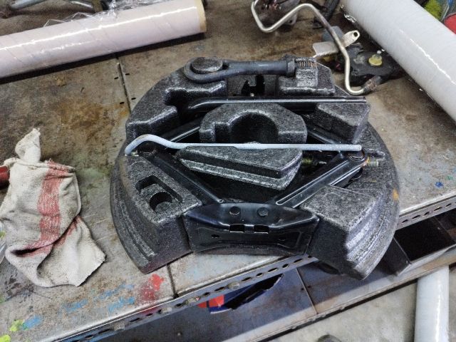 bontott FORD C-MAX II Pótkerék Szerszámtartó