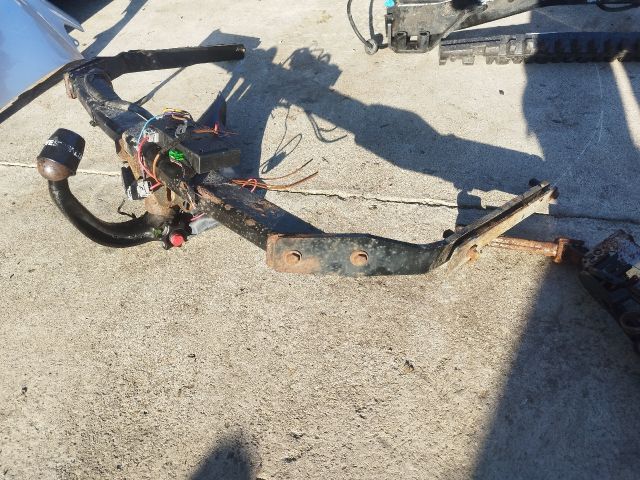 bontott FORD C-MAX II Vonóhorog