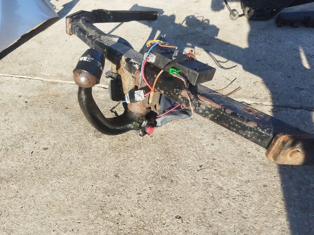 bontott FORD C-MAX II Vonóhorog