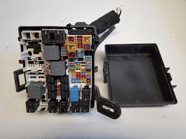 bontott FORD ECOSPORT Biztosítéktábla Motortér