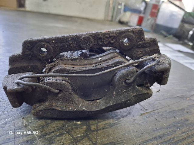 bontott FORD FIESTA III Jobb első Féknyereg Munkahengerrel