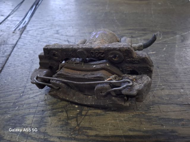 bontott FORD FIESTA III Jobb első Féknyereg Munkahengerrel