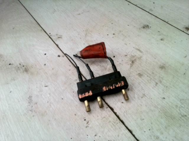 bontott FORD FIESTA III Csomagtérajtó Kapcsoló