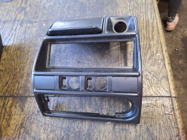 bontott FORD FIESTA III Középkonzol Keret