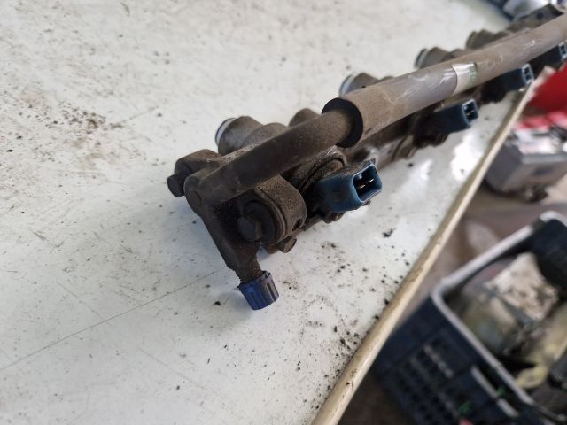 bontott FORD FIESTA IV Porlasztó Sor / Híd