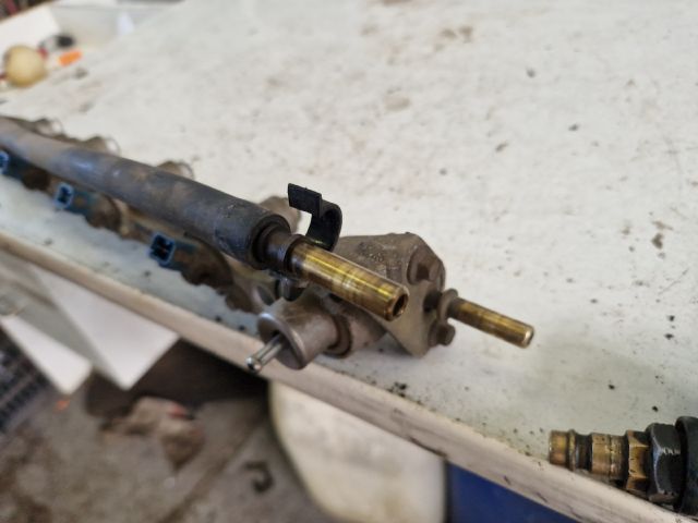 bontott FORD FIESTA IV Porlasztó Sor / Híd