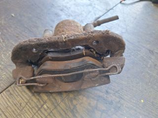 bontott FORD FIESTA IV Jobb első Féknyereg Munkahengerrel