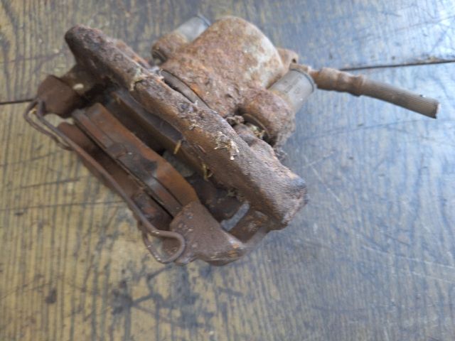 bontott FORD FIESTA IV Jobb első Féknyereg Munkahengerrel