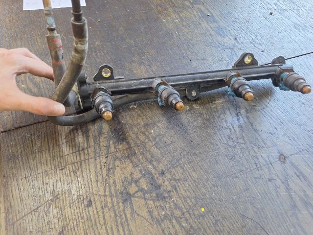 bontott FORD FIESTA IV Porlasztó Sor / Híd