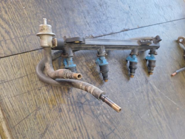 bontott FORD FIESTA IV Porlasztó Sor / Híd