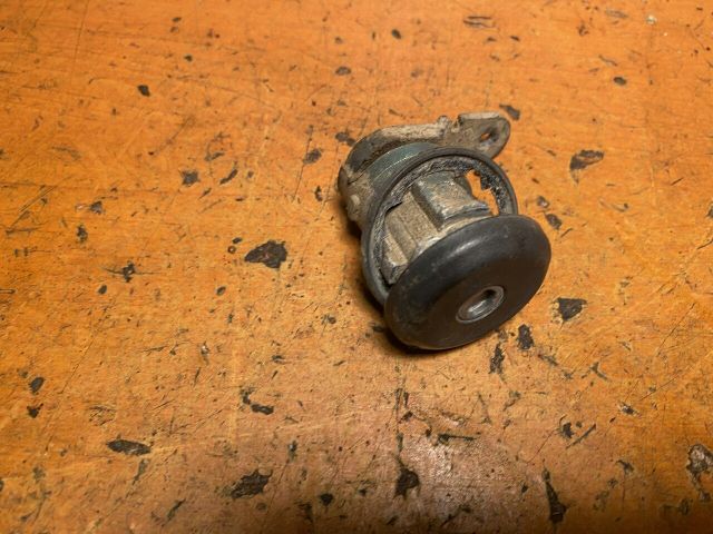 bontott FORD FIESTA IV Bal első Zárbetét