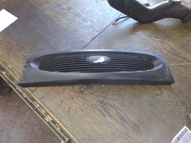 bontott FORD FIESTA IV Hűtőrács