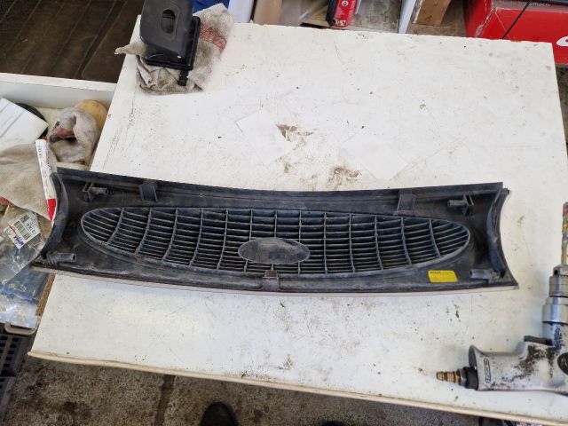 bontott FORD FIESTA IV Hűtőrács