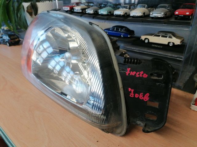 bontott FORD FIESTA IV Jobb Fényszóró