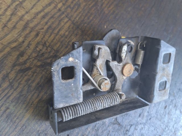 bontott FORD FIESTA IV Motorháztető Zárszerkezet