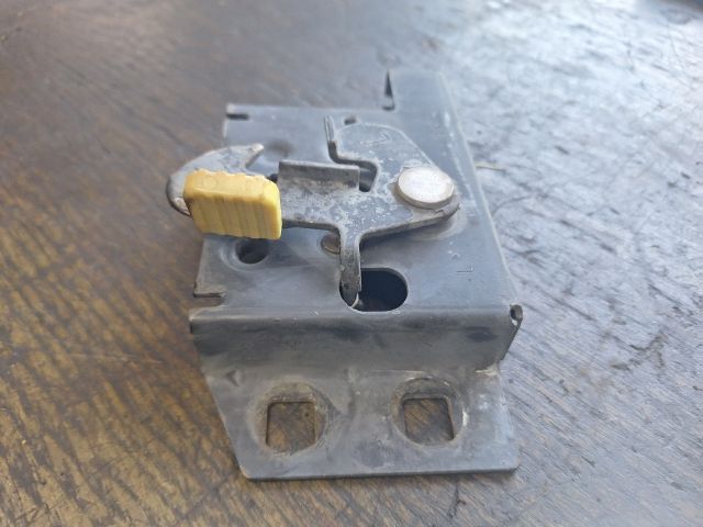 bontott FORD FIESTA IV Motorháztető Zárszerkezet