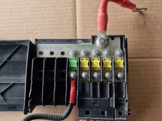 bontott FORD FIESTA V Biztosítéktábla Motortér