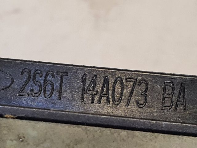 bontott FORD FIESTA V Biztosítéktábla Motortér