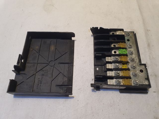 bontott FORD FIESTA V Biztosítéktábla Motortér