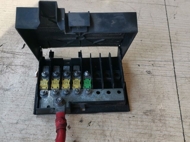 bontott FORD FIESTA V Biztosítéktábla Motortér