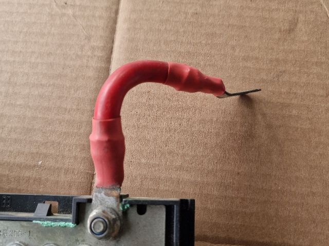 bontott FORD FIESTA V Biztosítéktábla Motortér