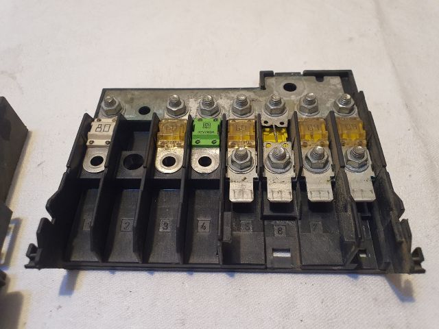 bontott FORD FIESTA V Biztosítéktábla Motortér