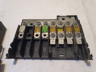 bontott FORD FIESTA V Biztosítéktábla Motortér