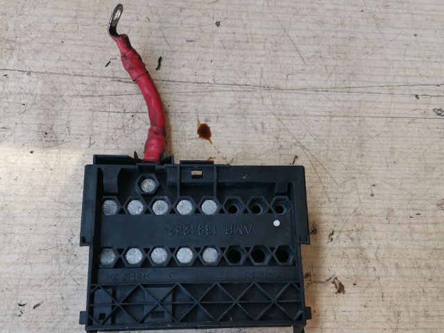 bontott FORD FIESTA V Biztosítéktábla Motortér