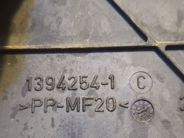 bontott FORD FIESTA V Biztosítéktábla Motortér