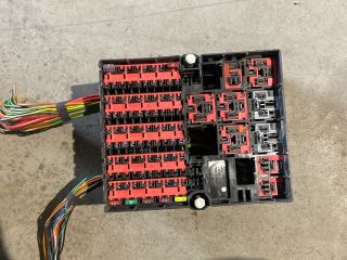 bontott FORD FIESTA V Biztosítéktábla Motortér