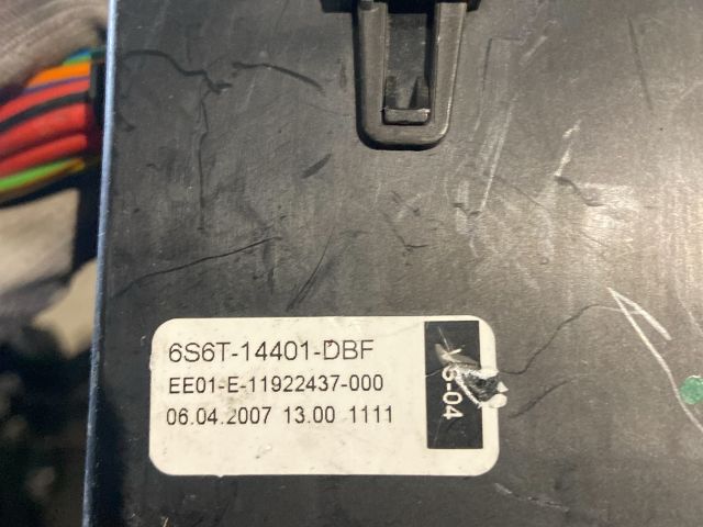 bontott FORD FIESTA V Biztosítéktábla Motortér