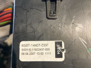 bontott FORD FIESTA V Biztosítéktábla Motortér