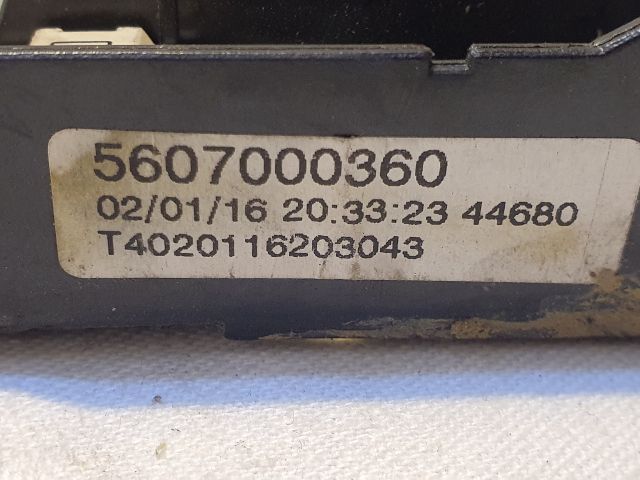 bontott FORD FIESTA V Biztosítéktábla Motortér