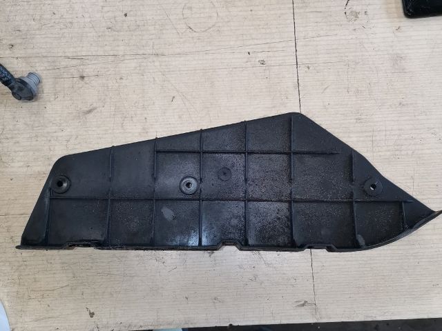 bontott FORD FIESTA V Külső Alsó Vezérlés Burkolat