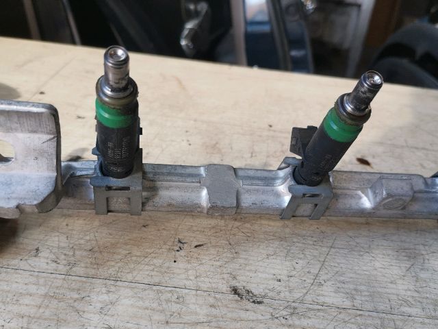 bontott FORD FIESTA V Porlasztó Sor / Híd