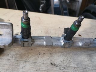 bontott FORD FIESTA V Porlasztó Sor / Híd