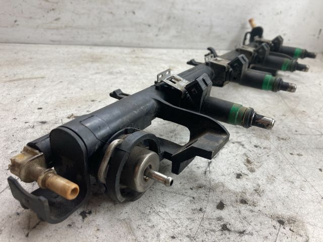 bontott FORD FIESTA V Porlasztó Sor / Híd